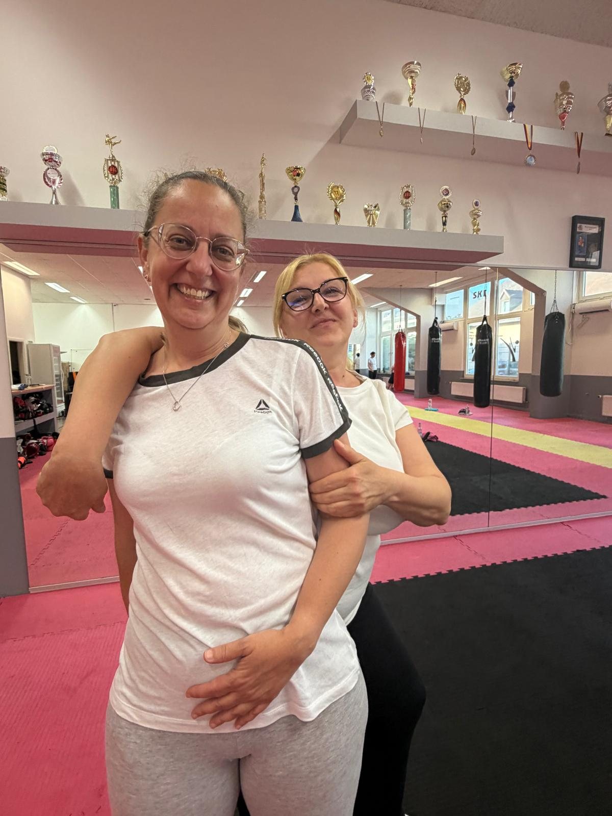 Freundschaft und Zusammenhalt beim Glow Motion Training
